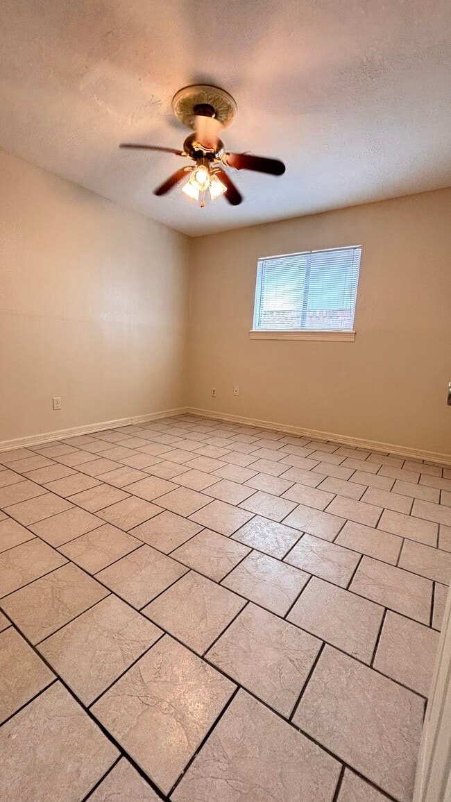 Building Photo - 1114 Un Vly Dr