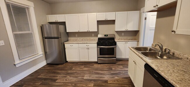 Building Photo - Spacious corner lot home with great natural light!