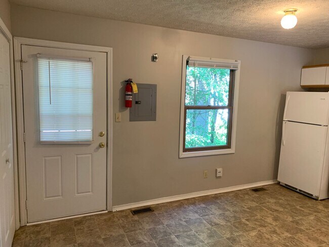 Building Photo - 3 bedroom, Spacious Townhouse: The Willows!