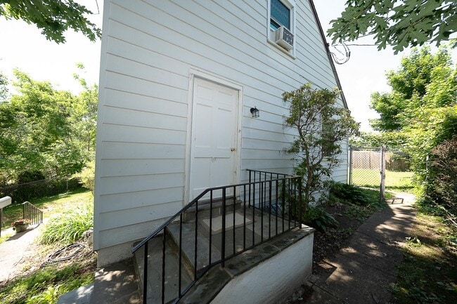 Building Photo - 35 Eastwood Rd