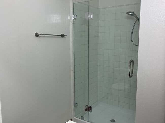 Building Photo - Los Caballeros #325