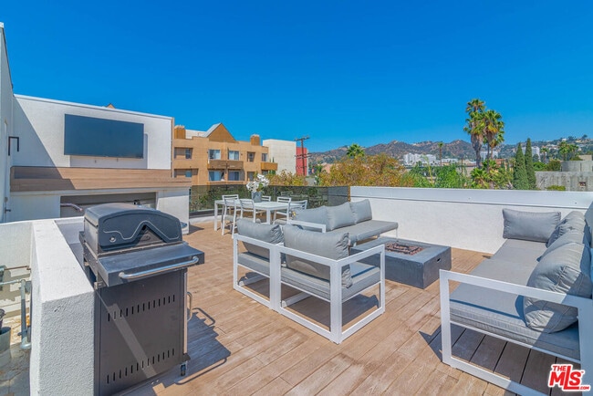 Building Photo - 1214 N Sycamore Ave