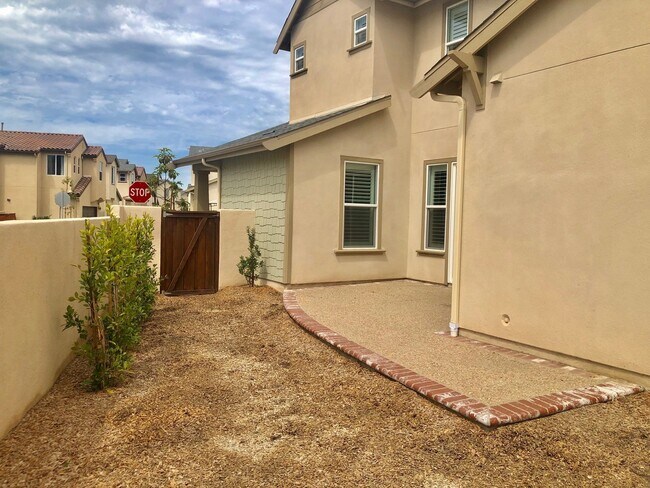 Building Photo - Beautiful East Ventura Home- Enclave Community