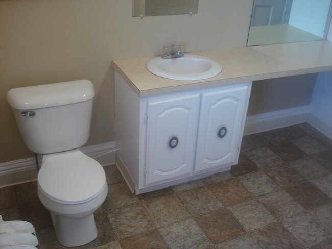 Building Photo - 206 Burr