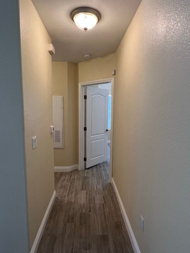 Building Photo - Gorgeous 3 Bedroom, 2 Bath in Silverado Ranch