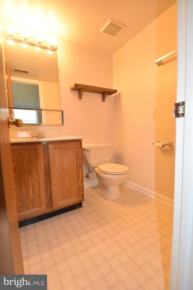 Building Photo - 400 Chapel Ct