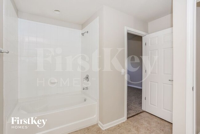 Building Photo - 6947 Roundleaf Dr