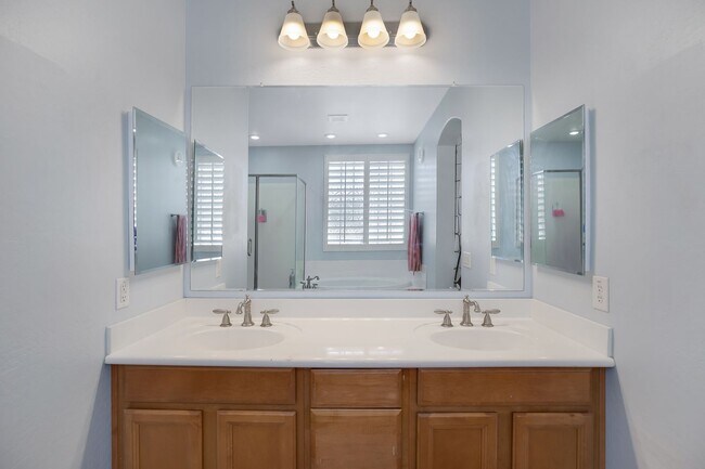 Building Photo - Charming Home with heated Pool & Spa! Amaz...