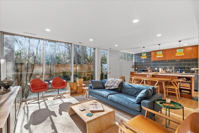 Building Photo - Unique 3BR / 1.5BA Mid-Century Townhome in Reston’s Iconic Hickory Cluster
