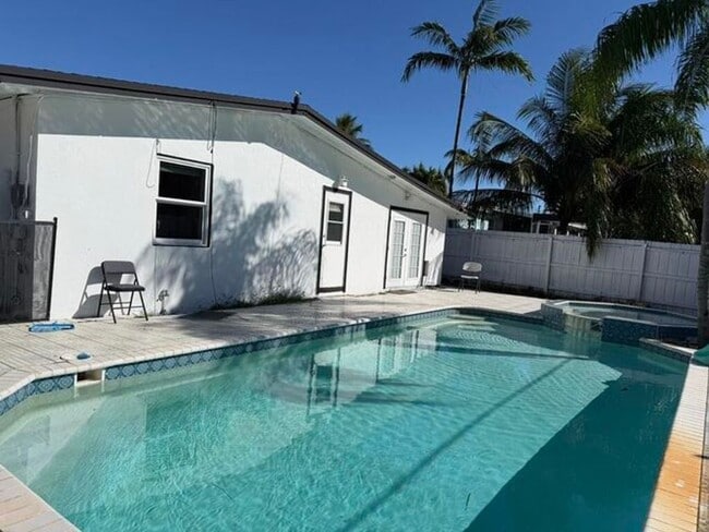 Building Photo - 1014 W Drew St