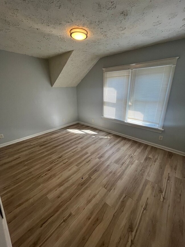 Building Photo - Three Bedroom House on Wyoming!