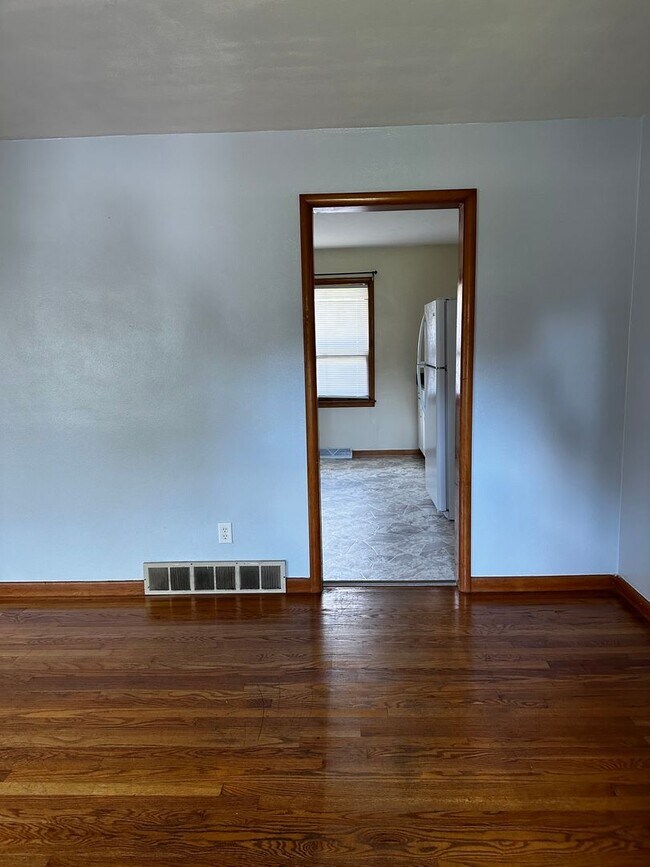 Building Photo - East Side 3 Bedroom Home!