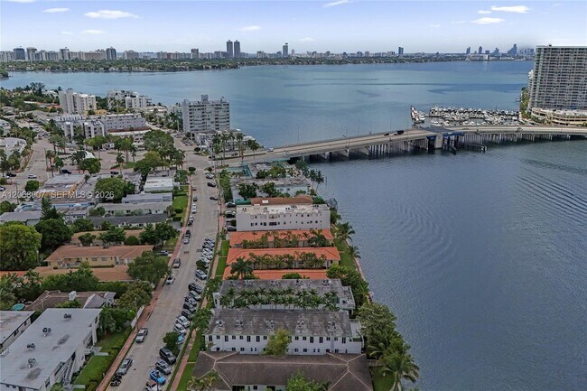 Building Photo - 2170 Bay Dr