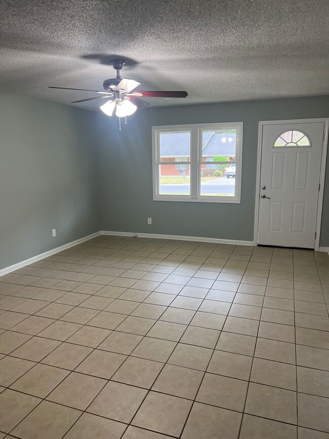 Building Photo - 9 Oakcrest Trail NE