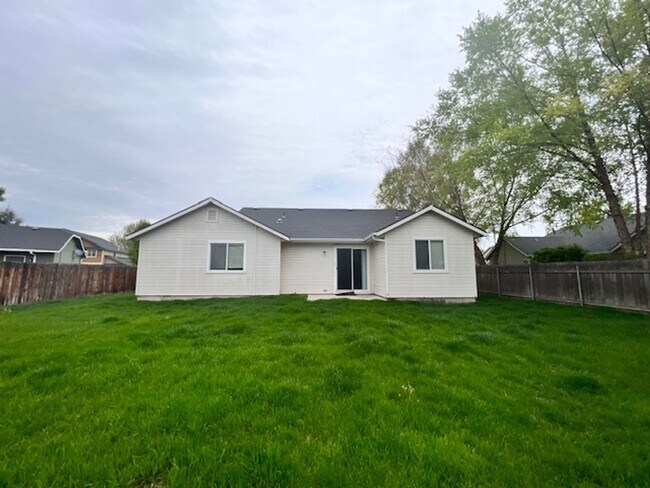 Building Photo - Beautiful single level home in Meridian with Community Pool!!