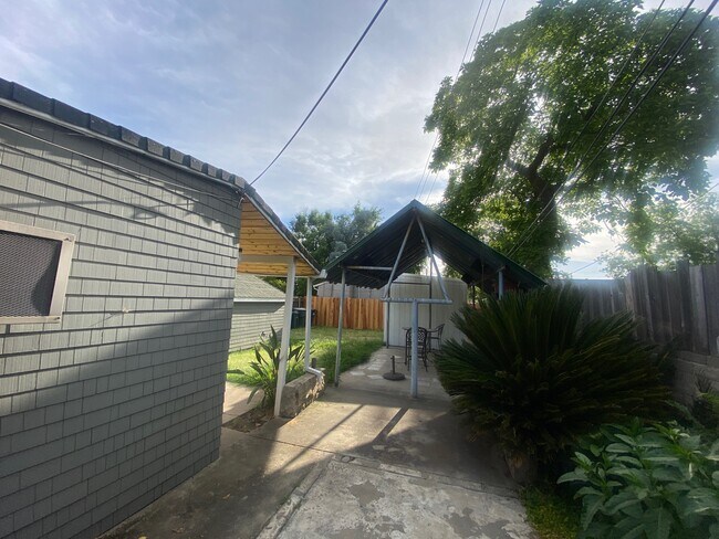 Building Photo - 3005 Fairways Ct