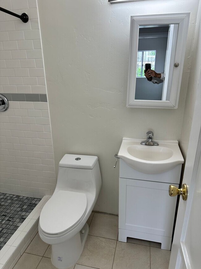 Building Photo - 3BR/2BA Single-Family House