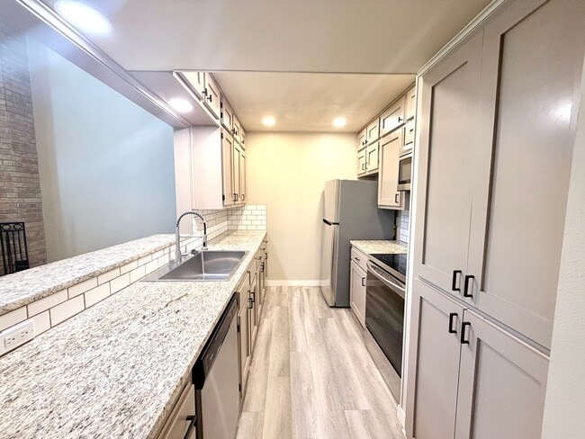 Building Photo - Stylish Two-Story Duplex with Loft, Fireplace & Private Backyard in New Braunfels!