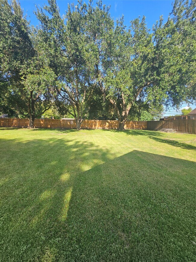 Building Photo - 2612 Primrose Dr