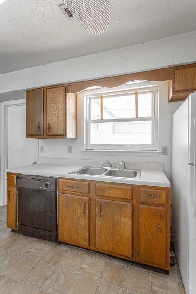Building Photo - 3634 Helen Ln