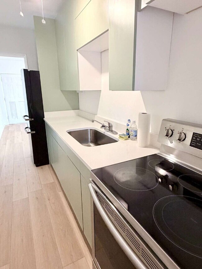 Building Photo - "Charming 1-Bedroom Retreat in West Palm Beach – Spacious 700 Sq Ft Haven!"