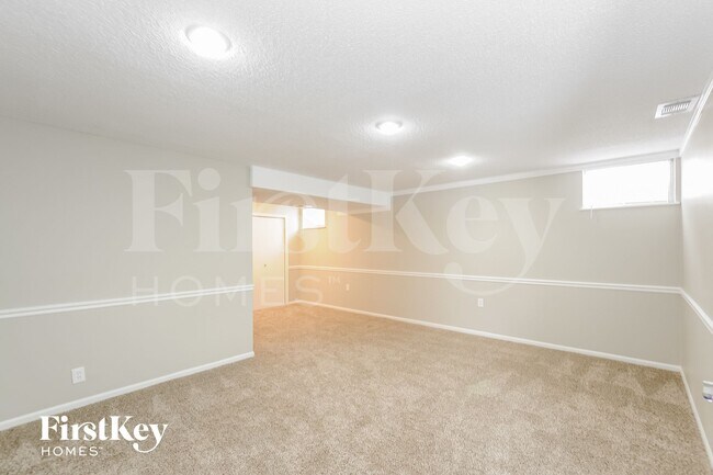 Building Photo - 2116 NE Cromwell St