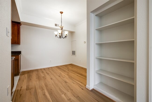 Building Photo - 2255 Braeswood Park Dr