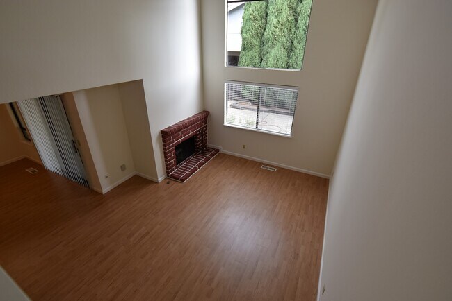 Building Photo - Bright Cambrian 3 Bedroom 2.5 Bath Home w/Office