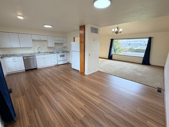 Building Photo - 1312 N Western Ave