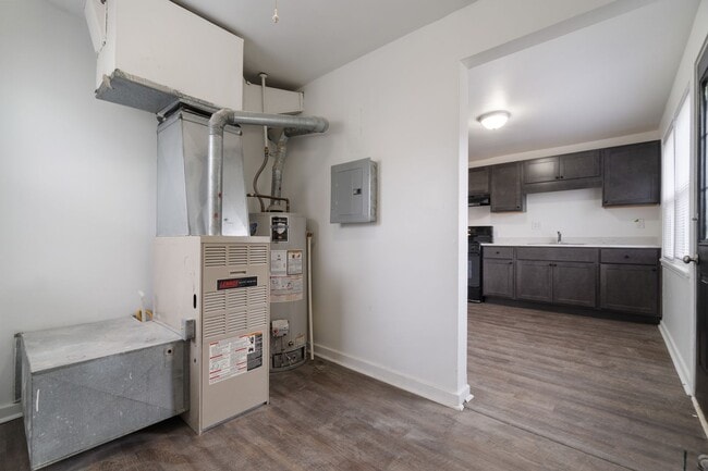 Building Photo - Three Bedroom Townhouse in Midland!