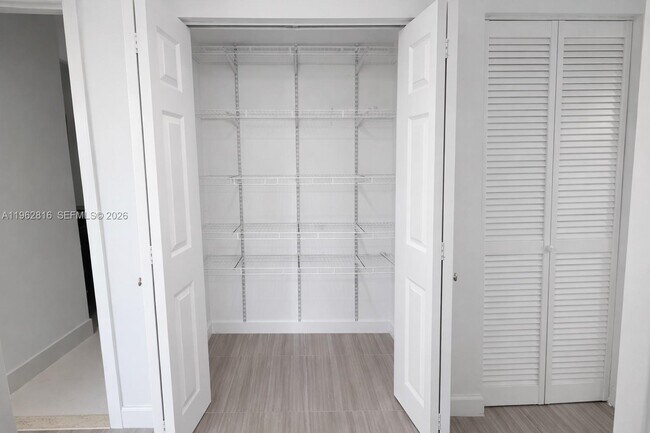 Building Photo - 400 Kings Point Dr