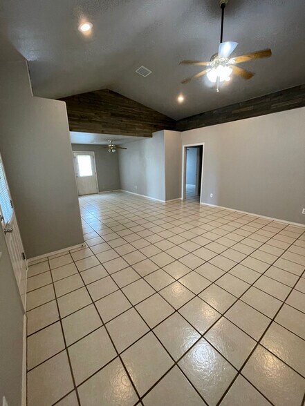 Building Photo - 63161 E 291 Rd