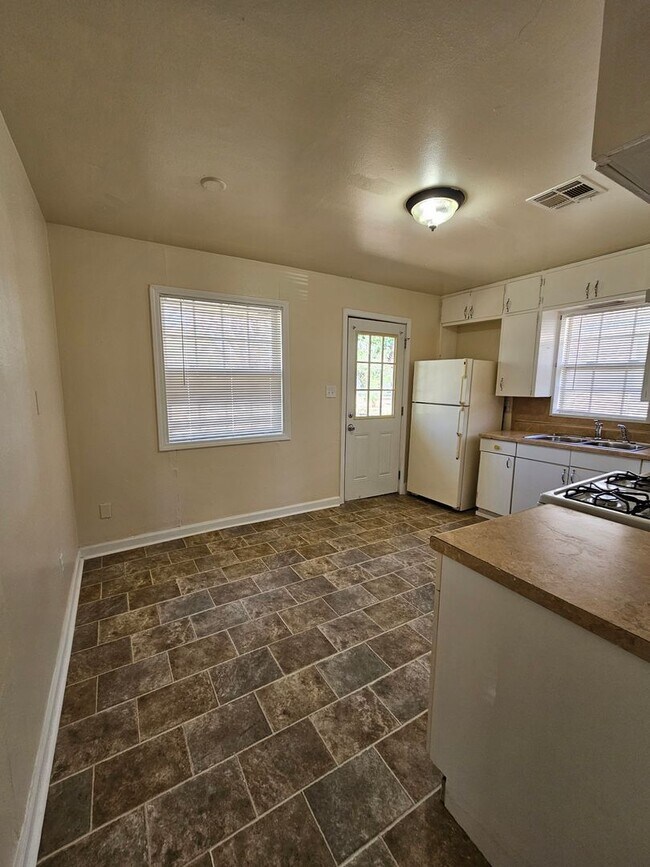 Building Photo - (3) Bed/(1) Bath in Core Norman Avail NOW!