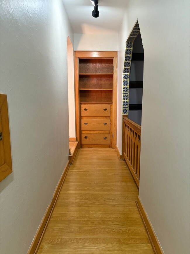 Building Photo - Large 4 bedroom Home for Rent