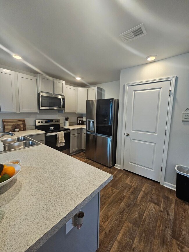 Building Photo - 4 Bedroom Home in Surf City!