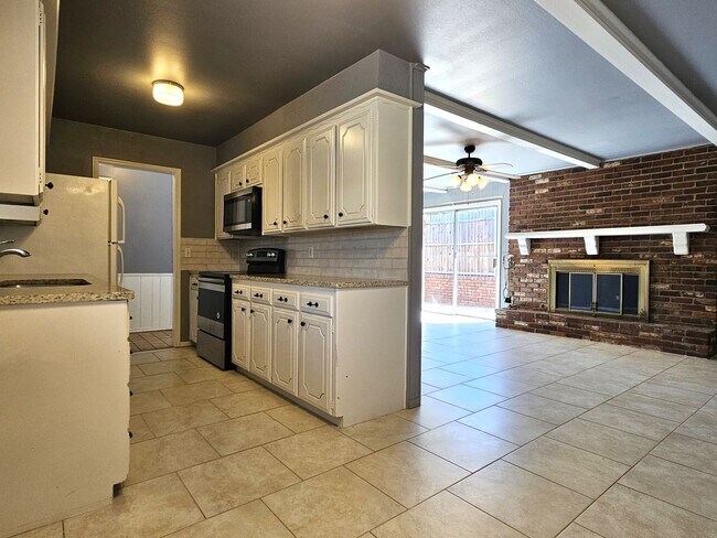 Building Photo - Beautiful 2 Bed 2 Bath Moments Away From L...