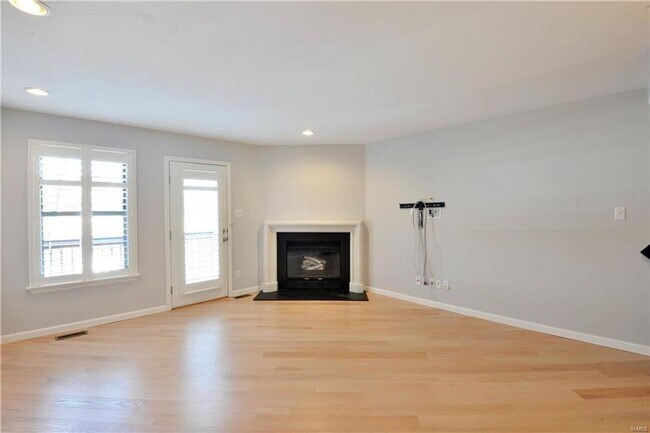 Building Photo - 869 Forest Trace Dr