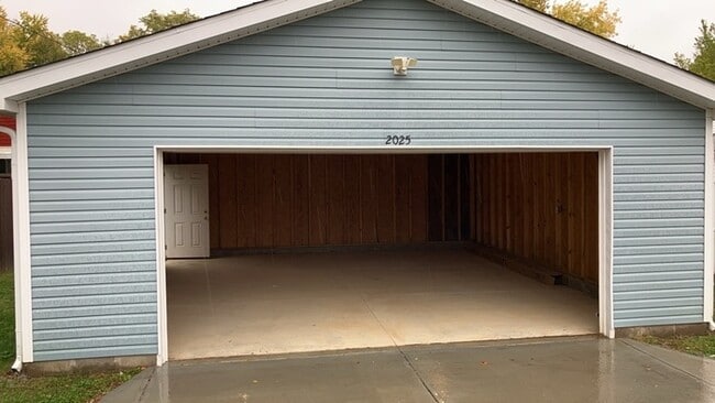 Building Photo - 2025 Culver Ave