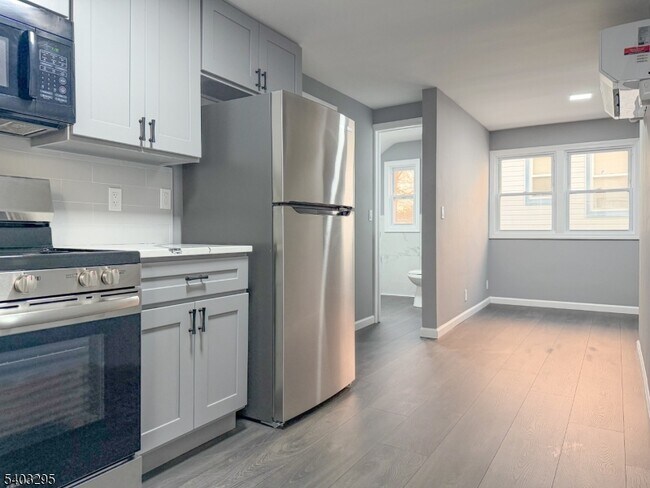 Building Photo - 90 E 9th St