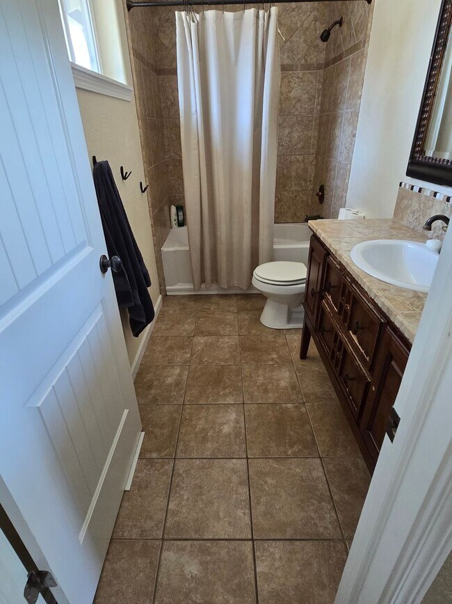 Building Photo - 3 bed 2.5 bath  Home for Rent in Grants Pass