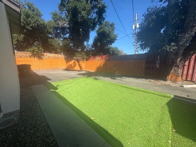 Building Photo - 3 bedroom, 1 bath Single Family Home