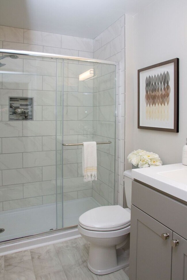 Building Photo - One Bedroom Signature Style Apartment Walk-In Level