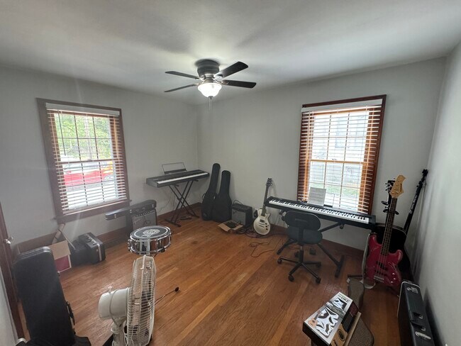 Mainfloor bedroom 1 - 1112 William St