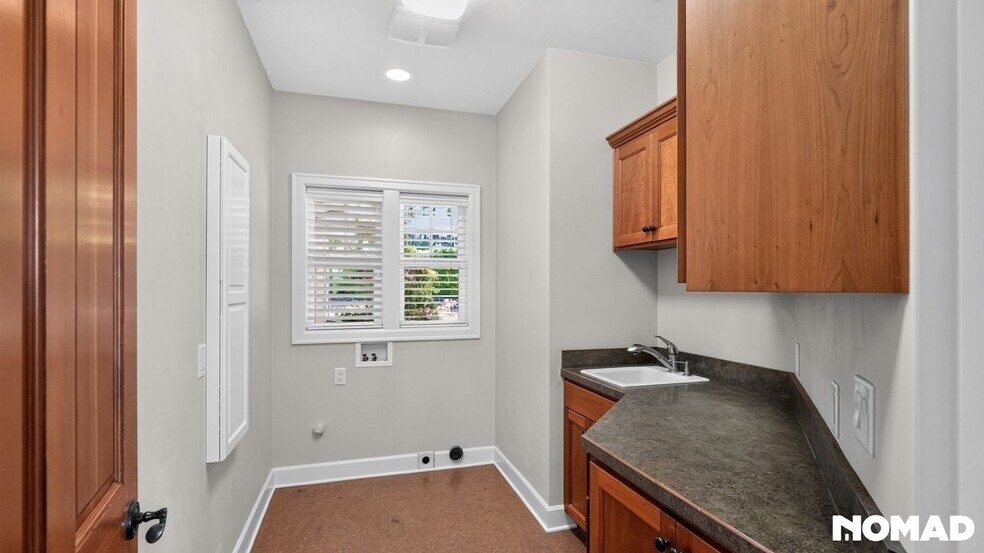 Building Photo - 453 Dellwood Dr