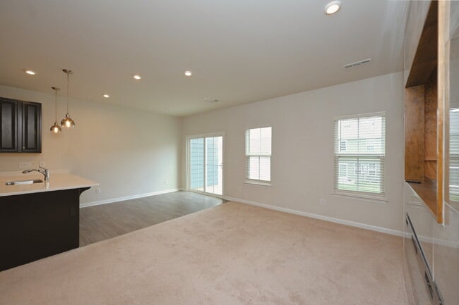 Building Photo - Luxury Townhome in a Prime Goodlettsville Location just Minutes to Nashville!