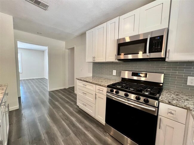 Building Photo - 3500 Loyola Ln