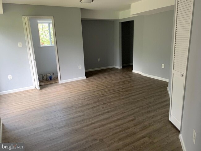 Building Photo - 7 Glade Dr