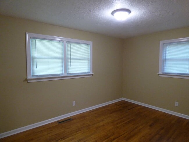 Building Photo - 901 Barn St