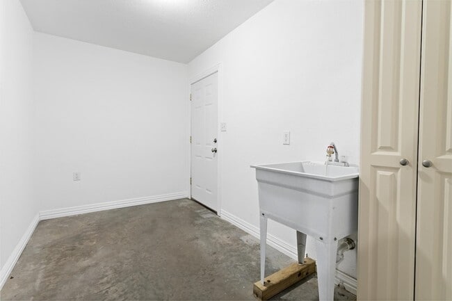 Building Photo - 100 Dillons Way