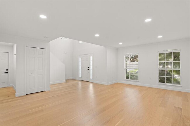Building Photo - 5947 Ridge Lake Cir